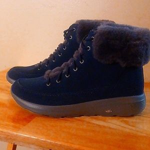 Scetchers mid-cut women's winter boots.
